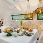 Alpesi faház Whome Riverfront Retreat With Exclusive Waterfall Views