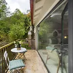 Alpesi faház Whome Riverfront Retreat With Exclusive Waterfall Views