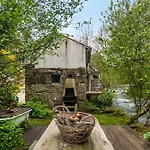 Whome Riverfront Retreat With Exclusive Waterfall Views Alpesi faház Baião