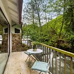 Whome Riverfront Retreat With Exclusive Waterfall Views Alpesi faház Baião