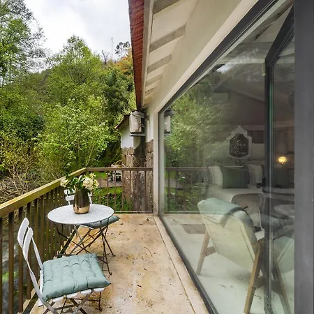 Domek alpejski Whome Riverfront Retreat With Exclusive Waterfall Views